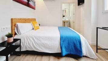 Habitación doble | Edredones de plumas, escritorio, tabla de planchar con plancha