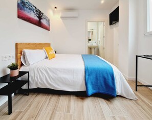 Tweepersoonskamer | Donsdekens, een bureau, een strijkplank/strijkijzer, gratis wifi