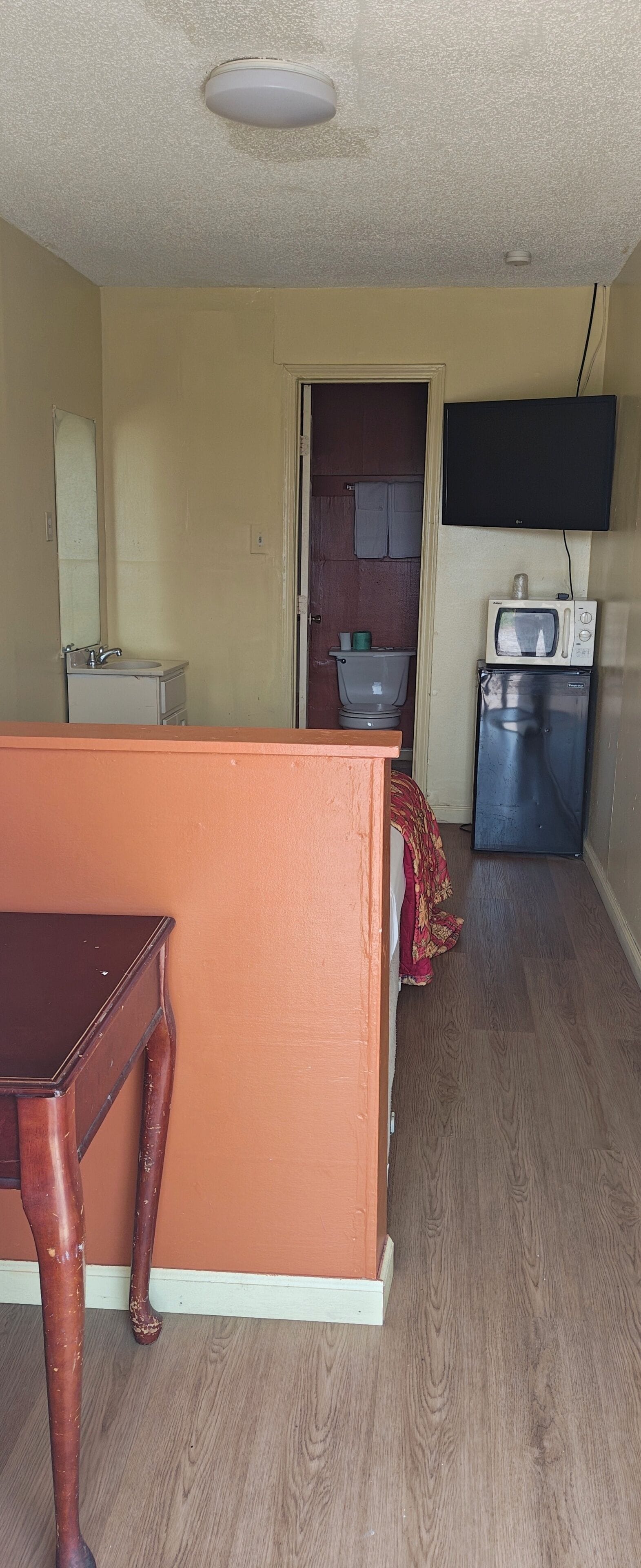 Desk, laptop workspace, WiFi (free), individually furnished