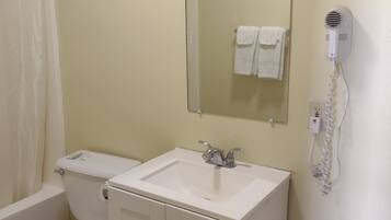 Combined shower/bathtub, rainfall showerhead, free toiletries