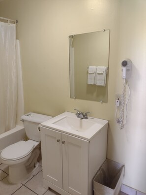 Kombinasi shower/bathtub, pancuran hujan,  dan perlengkapan mandi gratis