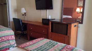 Kamar Double (1) | Dilengkapi dengan perabotan berbeda-beda dan meja kerja