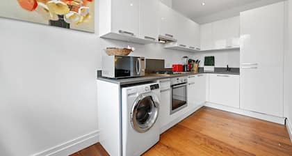 Ealing Broadway - Lovely 2 Bed flat with offstreet parking