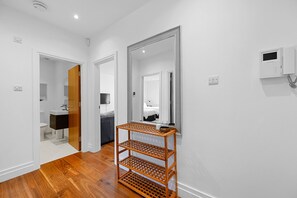 2 bedrooms, iron/ironing board, WiFi, bed sheets - Ealing Broadway - Lovely 2 Bed flat w/offstreet parking - sleeps up to 6 people (London)