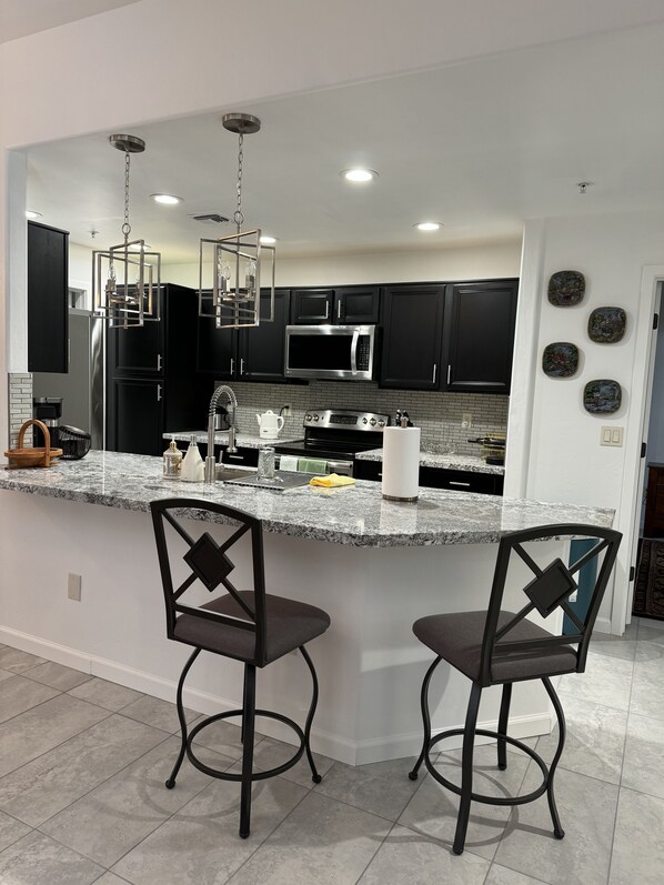 Refrigerador, microondas, horno y parrilla de estufa 