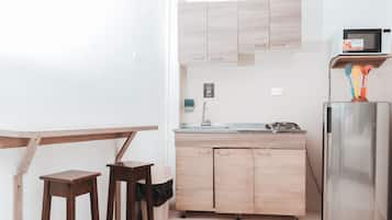 Køleskab, mikrobølgeovn, espressomaskine, kaffe-/temaskine