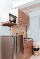 Refrigerador, microondas, cafetera expreso, cafetera/tetera