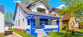 Sapphire Haven: Charming 2BR Private Basement Retreat | Laundry & Safe Location • 8 Min To Airport