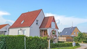 A residential area with houses featuring red-tiled roofs and white walls. - Ferienwohnung Neukloster (Neukloster)