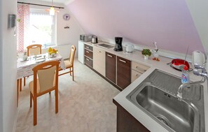 Fridge, microwave, stovetop, cookware/dishes/utensils - Ferienwohnung Neukloster (Neukloster)
