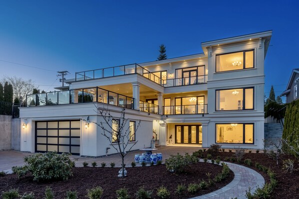 Exterior - luxury brand new home w/amazing view (White Rock)