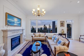 TV, fireplace, printers - luxury brand new home w/amazing view (White Rock)