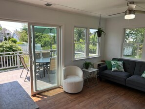 Smart TV - Cozy beach house surrounded by nature, vineyards, farms, stables and much more (Riverhead)