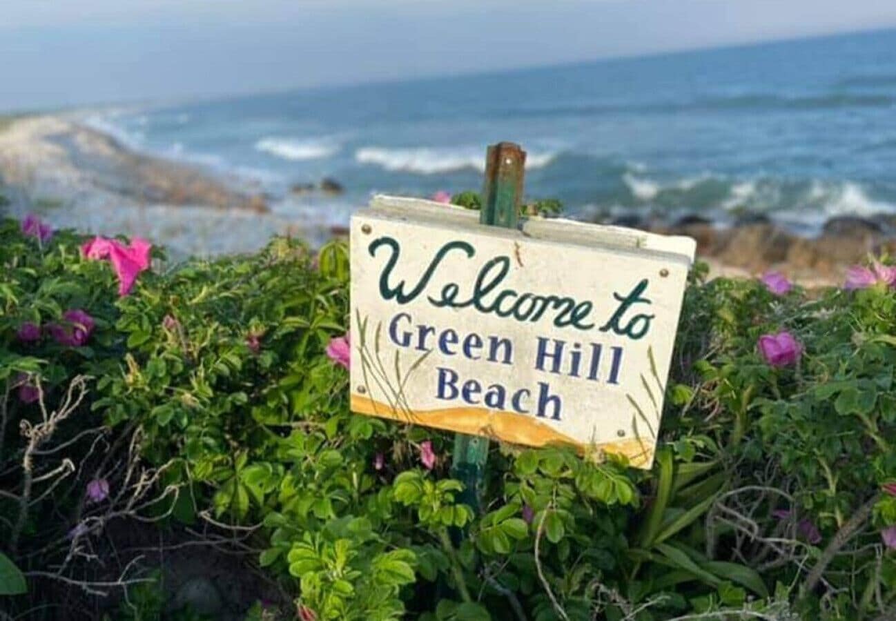 Un cartell de benvinguda a la platja de Green Hill.