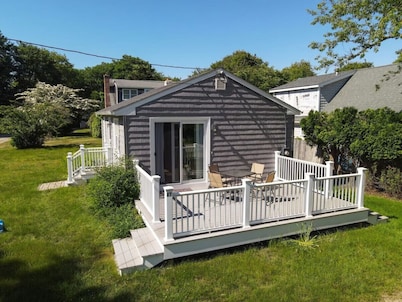 Charming 2 BR Green Hill Beach Cottage