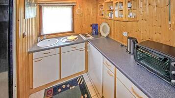 Kühlschrank, Herdplatte, Wasserkocher mit Kaffee-/Teezubehör