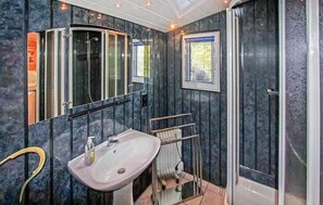 Shower - Lovely home in Waren (Müritz) with WiFi (Waren (Müritz))