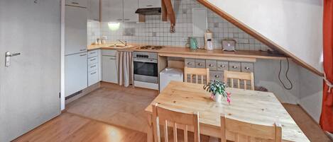 Fridge, oven, stovetop, coffee/tea maker