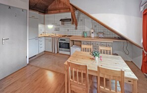 Fridge, oven, stovetop, coffee/tea maker