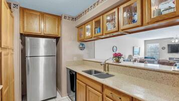 Cookware/dishes/utensils