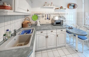 Fridge, microwave, stovetop, cookware/dishes/utensils - Ferienwohnung Kölpinsee/Usedom (Kölpinsee/Usedom)