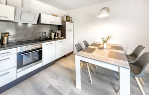 Frigorifero, forno, piano cottura, lavastoviglie
