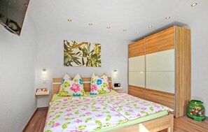 Travel cot, free WiFi, bed sheets