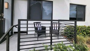 A balcony with two wicker chairs and a metal railing. - Lux and Cozy 2beds 2 Baths up to 8 guest (West Palm Beach)