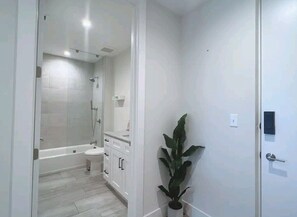 Luxury Apartment | Bathroom