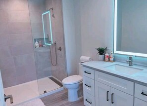 Luxury Apartment | Bathroom