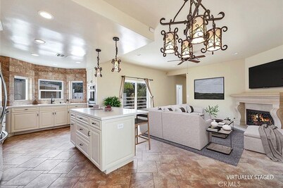 Private luxury retreat home. Located Near Shopping & the Beach