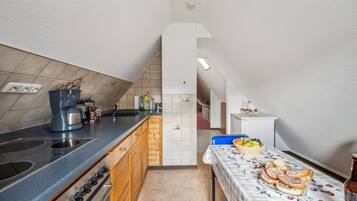 Jääkaappi, uuni, liesi