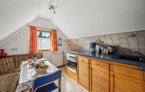 Kylskåp, ugn, spishäll och grytor/köksredskap