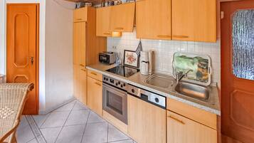 Réfrigérateur, four, plaque de cuisson, lave-vaisselle