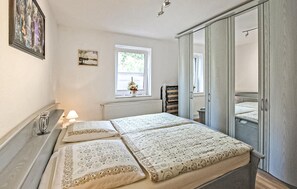 1 chambre, lit parapluie, draps fournis