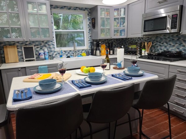 冷蔵庫、電子レンジ、オーブン、コンロ