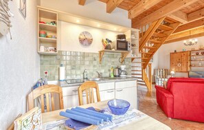 Frigorífico, placa de cocina y utensilios de cocina