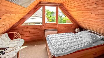 2 bedrooms, travel crib, bed sheets