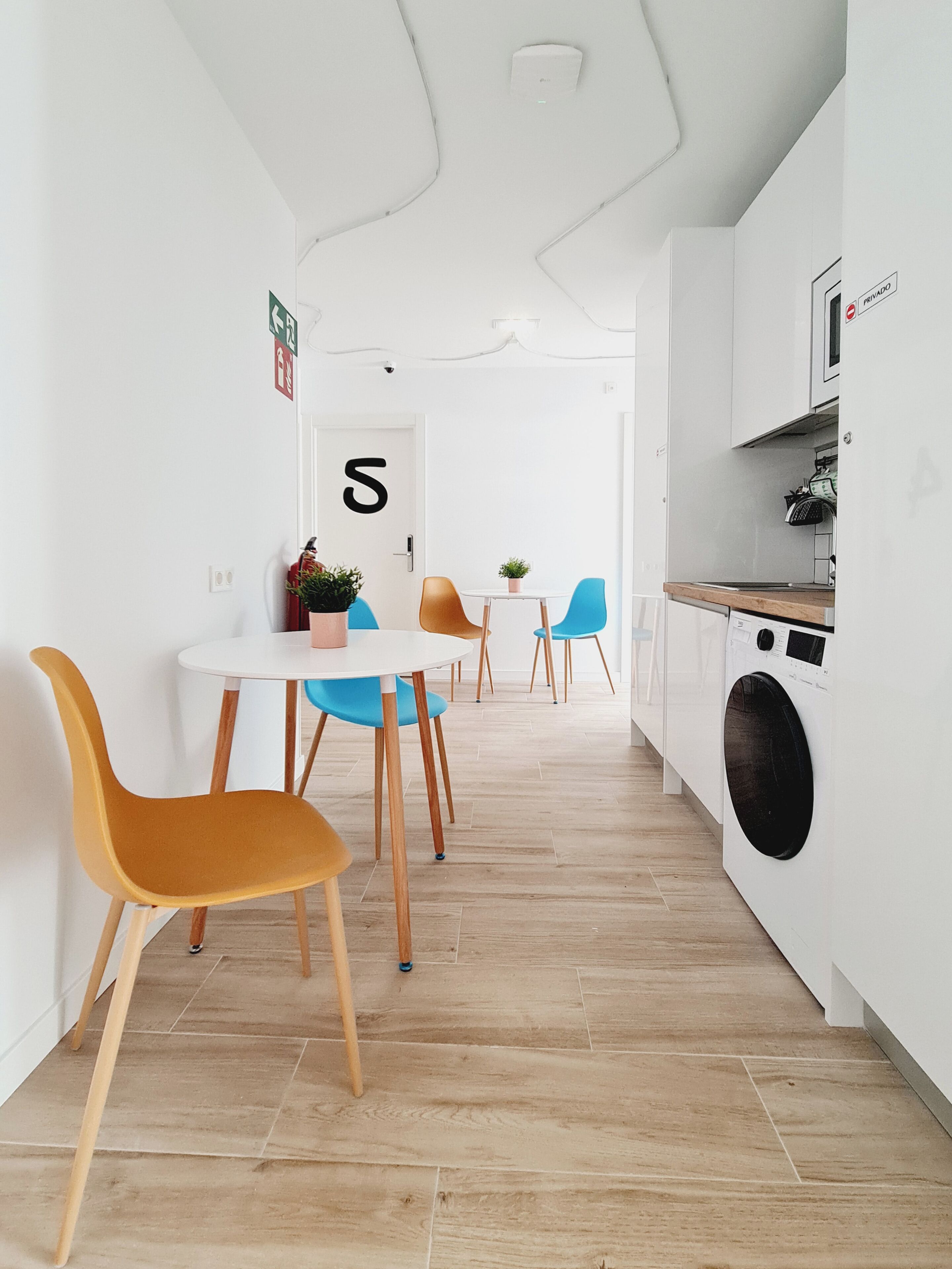 Tweepersoonskamer | Woonruimte | Een 43-inch smart-tv met digitale zenders