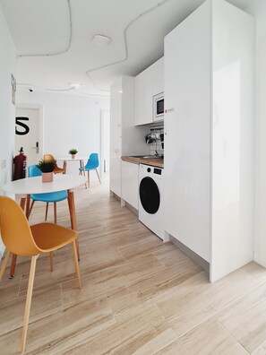 Tweepersoonskamer | Woonruimte | Een 43-inch smart-tv met digitale zenders