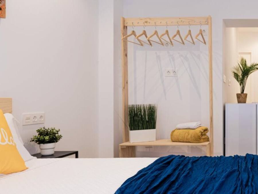 Tweepersoonskamer | Donsdekens, een bureau, gratis wifi