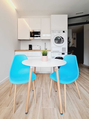 Tweepersoonskamer | Woonruimte | Een 43-inch smart-tv met digitale zenders