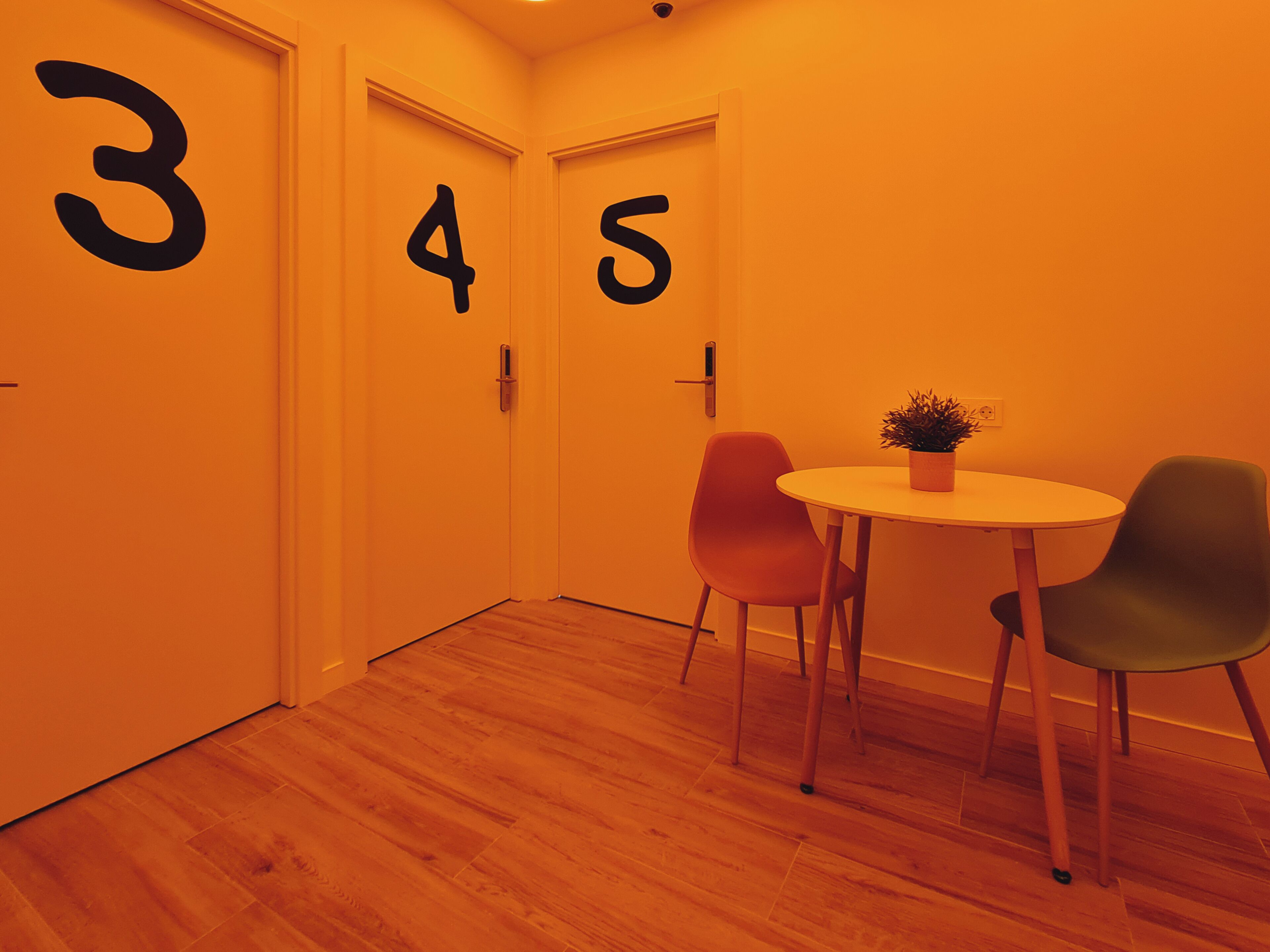 Habitación doble | Zona de estar | Smart TV de 43 pulgadas con canales digitales
