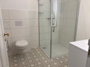 Dusche, Haartrockner, Handtücher, Toilettenpapier