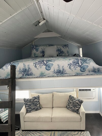 Charming Guesthouse Minutes Away From Downtown St. Petersburg