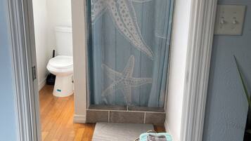 Regadera, secadora de cabello, toallas, jabón