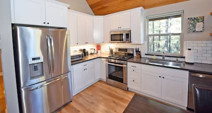 Spacious Cabin, Amazing deck & Yuba River View, Sauna, Nescafe, Beach & EVPlug.