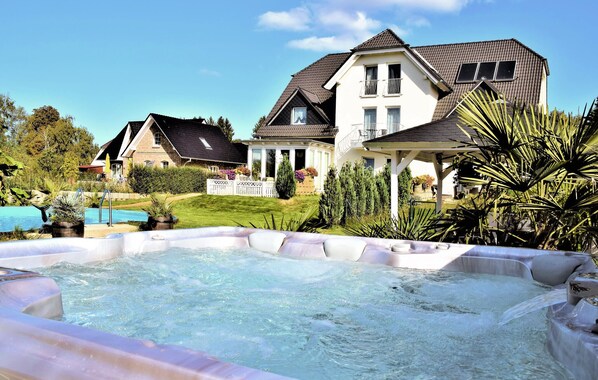 Bain à remous extérieur