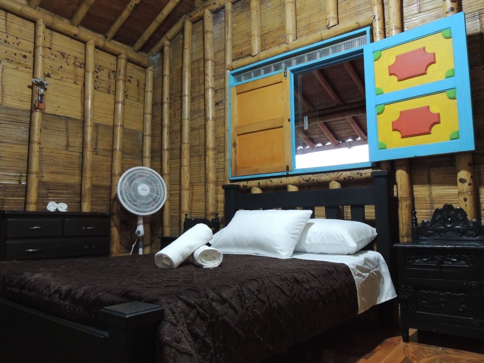 غرفة مزدوجة - سرير مزدوج - بحمام خاص - بمنظر للمسبح | ملاءات أسرّة