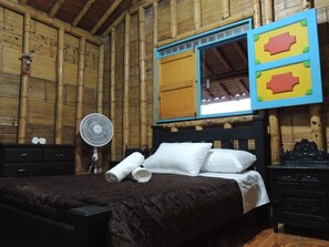 Habitación doble, 1 cama doble, baño privado, vistas a la piscina | Ropa de cama